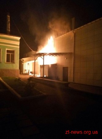 Вчасно виявивши пожежу у торгівельному центрі патрульні врятували життя охоронцю