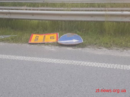 На Житомирщині сталася подвійна ДТП за участю трьох вантажівок та патрульного автомобіля