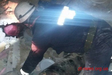 В Коростені рятувальники допомогли жінці, яка впала у погріб В Коростені рятувальники допомогли жінці, яка впала у погріб