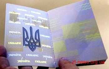 За перший місяць дії безвізу закордонні паспорти оформили більше 10 тисяч жителів області