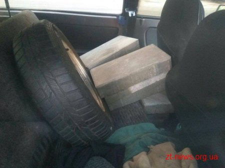 Поліцейські спіймали на "гарячому" крадія тротуарної плитки