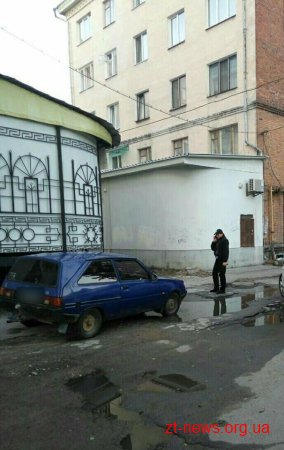 Поліцейські спіймали на "гарячому" крадія тротуарної плитки