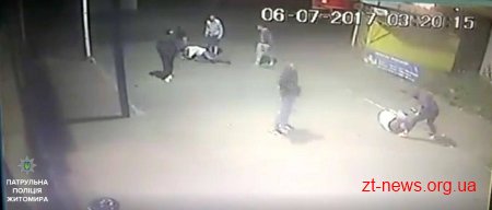Чоловіків, яких підозрюють у побитті 2 перехожих, затримали патрульні