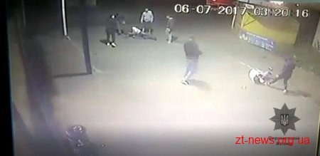 Чоловіків, яких підозрюють у побитті 2 перехожих, затримали патрульні
