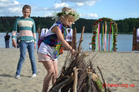 Тисячі житомирян прийшли подивитись на дійство організоване до свята Івана Купала