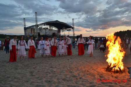Тисячі житомирян прийшли подивитись на дійство організоване до свята Івана Купала