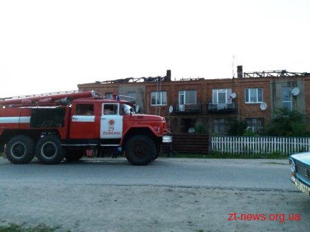 На Житомирщині рятувальники ліквідували пожежу в двоповерховому житловому будинку