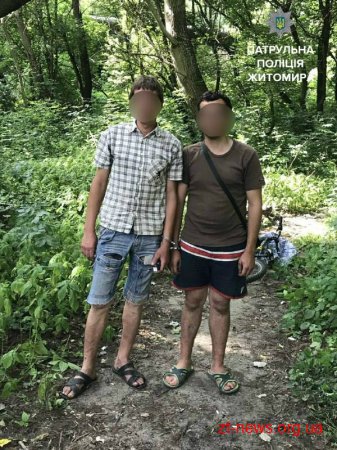 Патрульні затримали двох чоловіків, які викопували телефонні кабелі