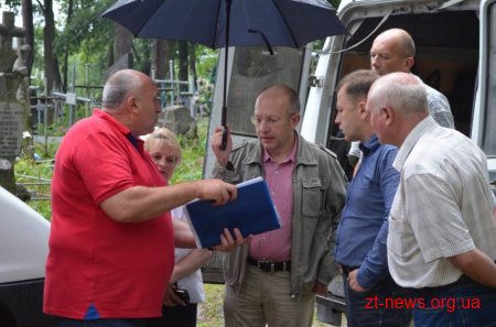 У Житомирі почали упорядковувати «Польський цвинтар»