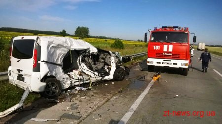 На Житомирщині рятувальники вивільнили травмованого водія з автомобіля