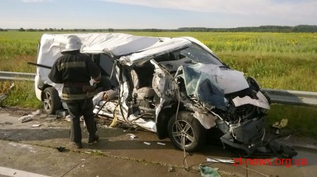 На Житомирщині рятувальники вивільнили травмованого водія з автомобіля