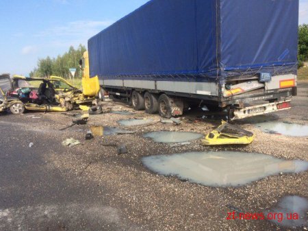 На трасі Київ-Чоп водій «Рено» не впорався з керуванням та зіткнувся з вантажівкою