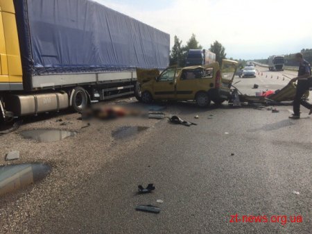 На трасі Київ-Чоп водій «Рено» не впорався з керуванням та зіткнувся з вантажівкою