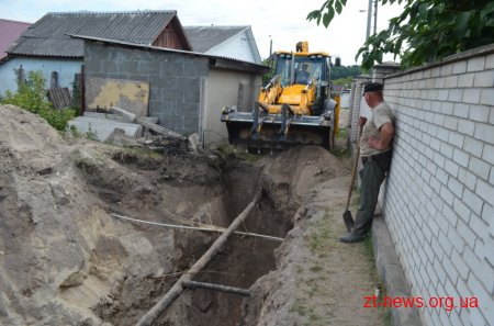 Комунальні служби міста працюють над ліквідацією наслідків пориву