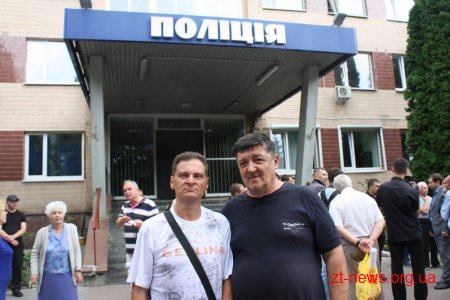 Мітинг на підтримку побитого місцевого журналіста відбувся біля Житомирського міськвідділу поліції