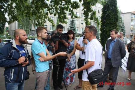 Мітинг на підтримку побитого місцевого журналіста відбувся біля Житомирського міськвідділу поліції