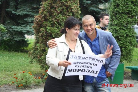 Мітинг на підтримку побитого місцевого журналіста відбувся біля Житомирського міськвідділу поліції