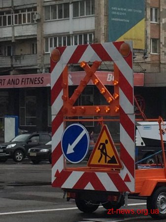 На майдані Соборному комунальники проводять зрізання старої дорожньої розмітки