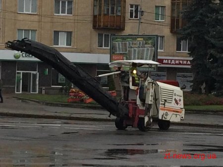 На майдані Соборному комунальники проводять зрізання старої дорожньої розмітки