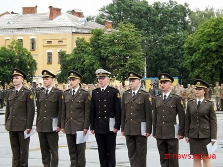 У Житомирському військовому інституті 19 молодих лейтенантів отримали дипломи магістрів