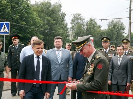 У Житомирському військовому інституті 19 молодих лейтенантів отримали дипломи магістрів