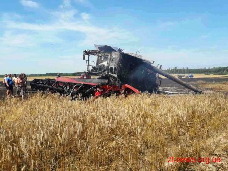 На Житомирщині в полі загорівся комбайн