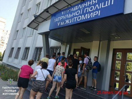 У День відкритих дверей до патрульних на екскурсію приїхали діти