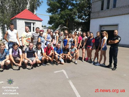 У День відкритих дверей до патрульних на екскурсію приїхали діти
