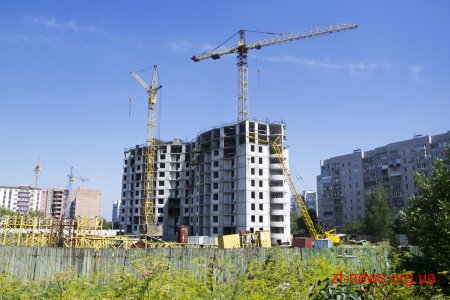 У Житомирі обіцяють добудувати скандальний довгобуд