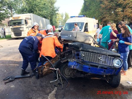 У Житомирі ВАЗ врізався у припарковану фуру
