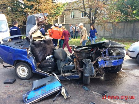 У Житомирі ВАЗ врізався у припарковану фуру