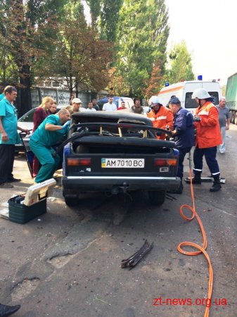 У Житомирі ВАЗ врізався у припарковану фуру