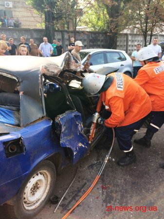 У Житомирі ВАЗ врізався у припарковану фуру