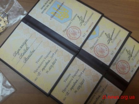 Трьом жителькам Житомира вручили посвідчення та нагрудний знак "Мати-героїня"