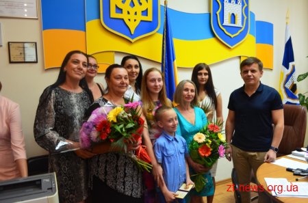 Трьом жителькам Житомира вручили посвідчення та нагрудний знак "Мати-героїня"