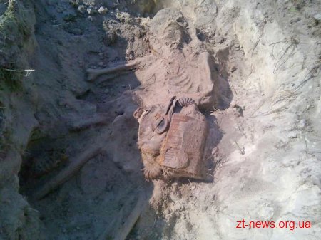 Житель Житомирщини шукав старовинні речі, а знайшов рештки невідомого солдата