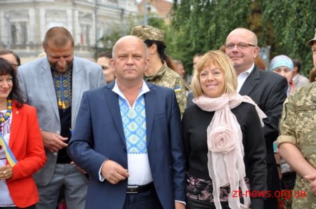 Вранці у Житомирі урочисто підняли Державний Прапор України