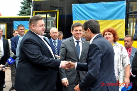 Геннадій Зубко вручив 12 шкільних автобусів районам та громадам Житомирщини