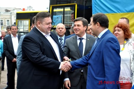 Геннадій Зубко вручив 12 шкільних автобусів районам та громадам Житомирщини