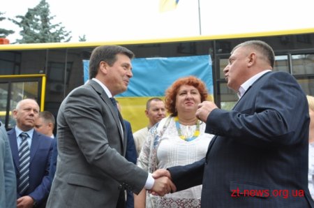 Геннадій Зубко вручив 12 шкільних автобусів районам та громадам Житомирщини