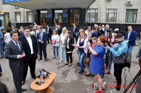 Геннадій Зубко вручив 12 шкільних автобусів районам та громадам Житомирщини