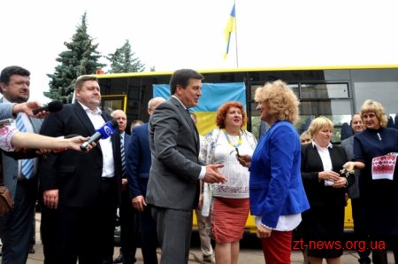 Геннадій Зубко вручив 12 шкільних автобусів районам та громадам Житомирщини