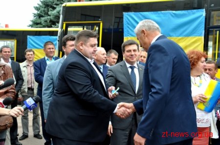 Геннадій Зубко вручив 12 шкільних автобусів районам та громадам Житомирщини