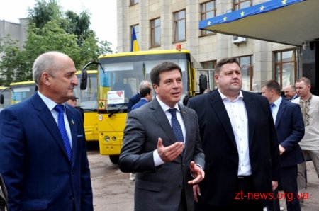 Геннадій Зубко вручив 12 шкільних автобусів районам та громадам Житомирщини