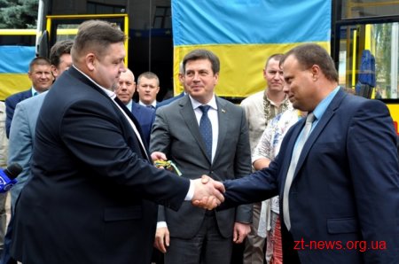 Геннадій Зубко вручив 12 шкільних автобусів районам та громадам Житомирщини