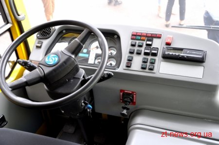 Геннадій Зубко вручив 12 шкільних автобусів районам та громадам Житомирщини