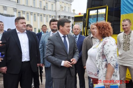 Геннадій Зубко вручив 12 шкільних автобусів районам та громадам Житомирщини