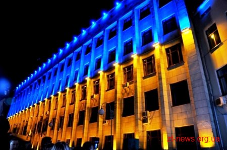 Щоночі приміщення ОДА підсвічується синьо-жовтим кольором