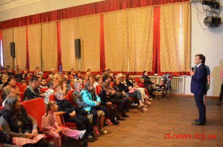 Сергій Сухомлин роздав маленьким житомирянам шкільні рюкзаки