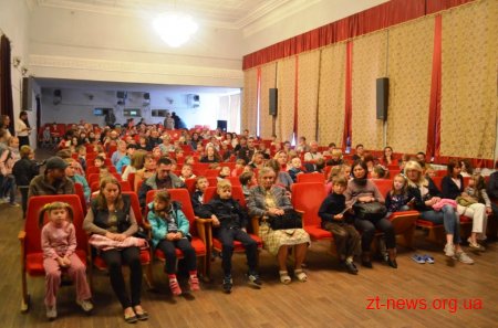 Сергій Сухомлин роздав маленьким житомирянам шкільні рюкзаки